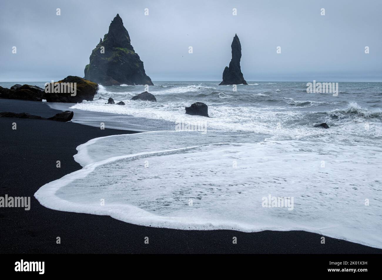Playa de arena negra (Reynisfjara), Vik, Islandia Foto de stock