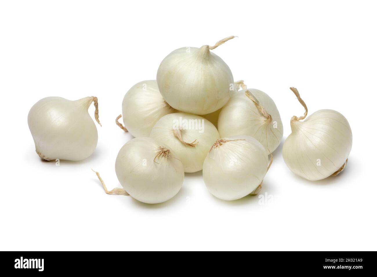 Pila de cebollas de perla fresca cruda de cerca aisladas sobre fondo blanco Foto de stock
