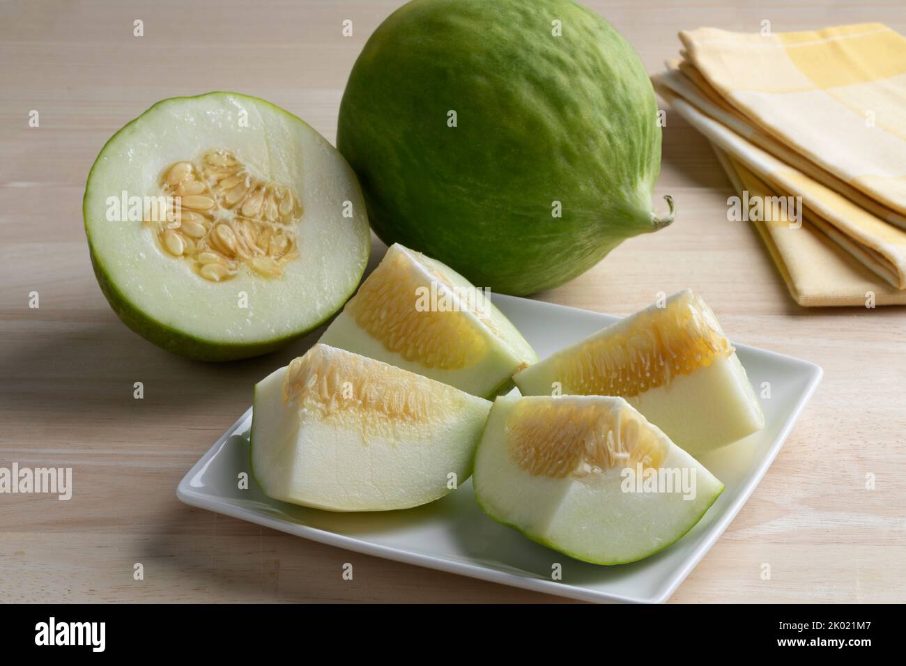 Fruta Cumelo italiana entera y cortada a la mitad, barattiera, en un plato de primer plano para postre Foto de stock