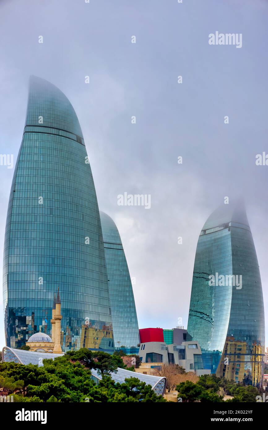 Vista de las torres de las llamas, Bakú, Azerbaiyán Foto de stock