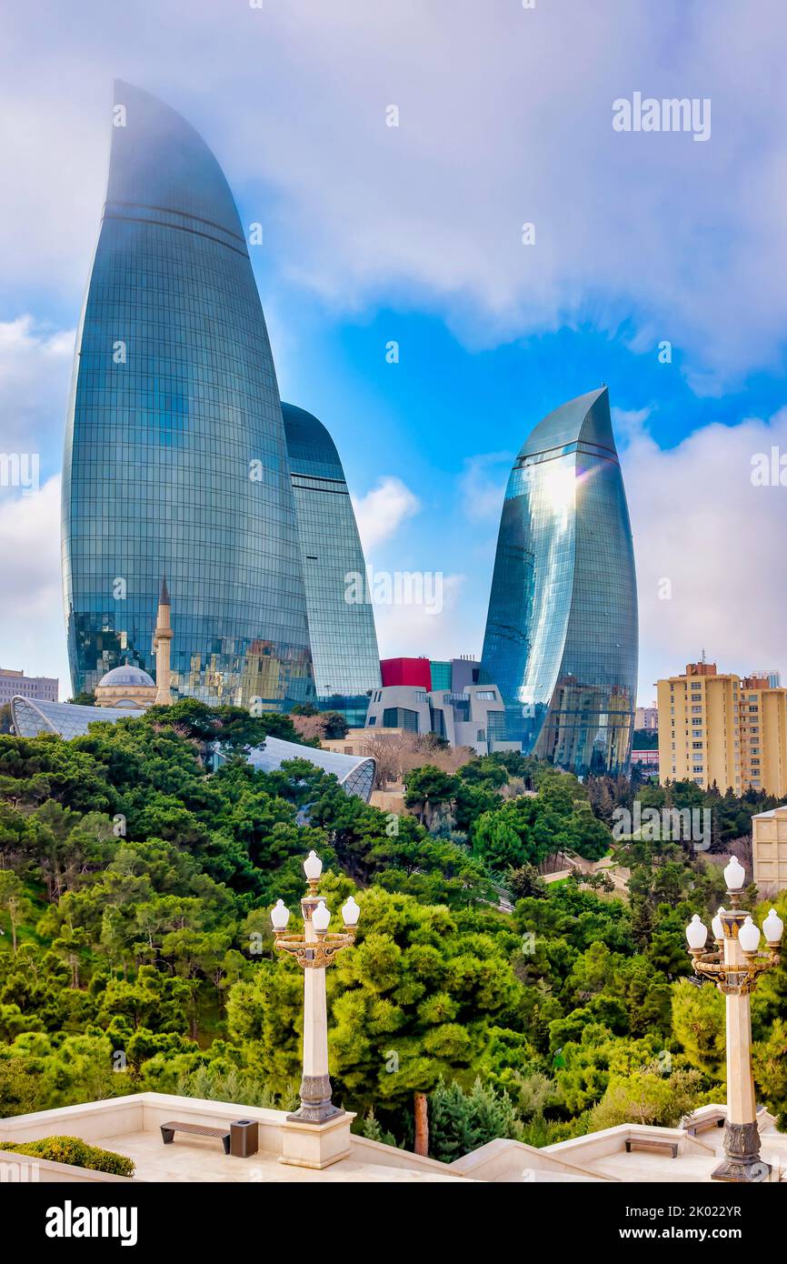Vista de las torres de las llamas, Bakú, Azerbaiyán Foto de stock