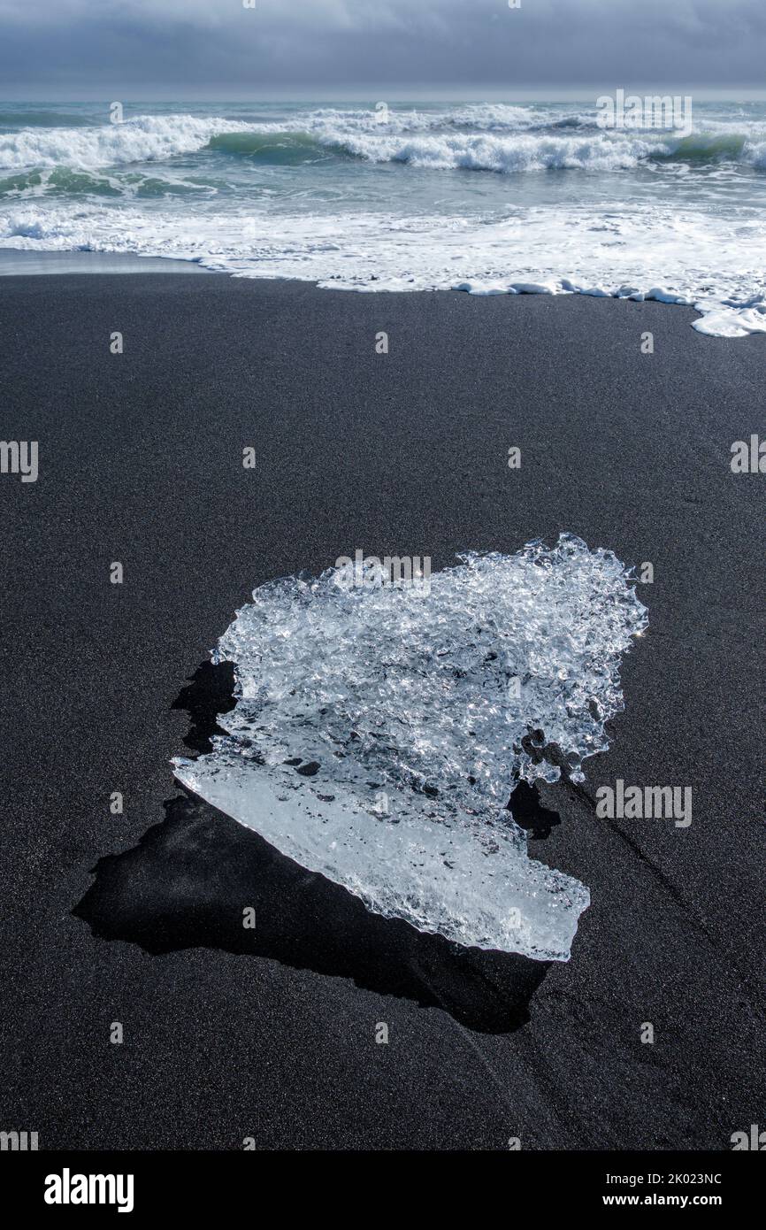 Bloques de hielo de la laguna glacial Jokulsarlon bañados en Diamond Beach, Islandia Foto de stock