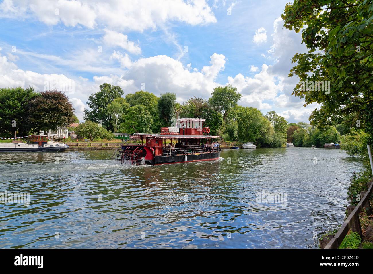 Viaje en barco por el río French Brothers navegando por el río Támesis en Old Windsor en un tranquilo día de verano Berkshire Inglaterra Reino Unido Foto de stock