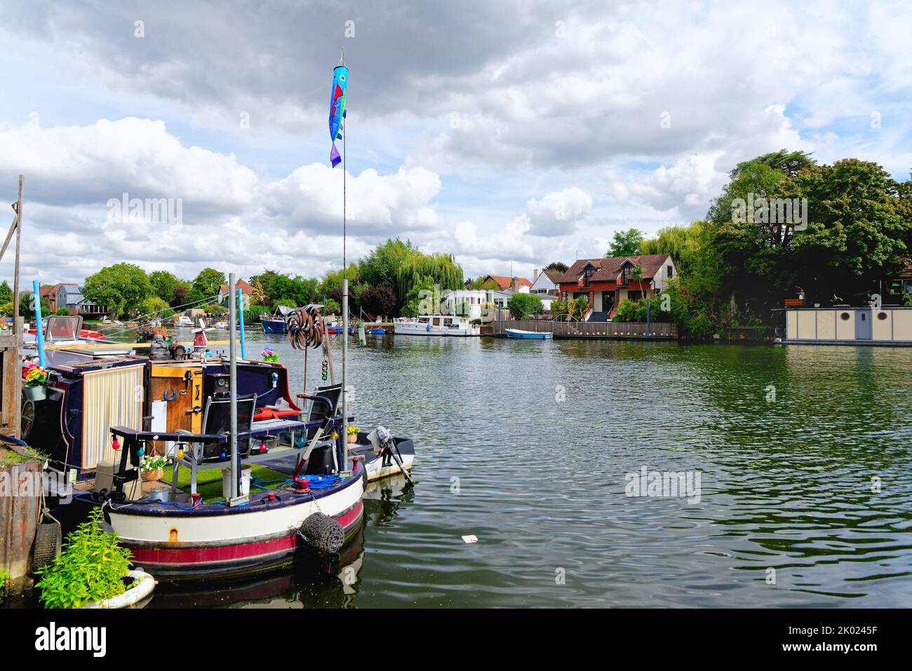 El río Támesis en Old Windsor con barcos amarrados y casas junto al río, Berkshire England, Reino Unido Foto de stock