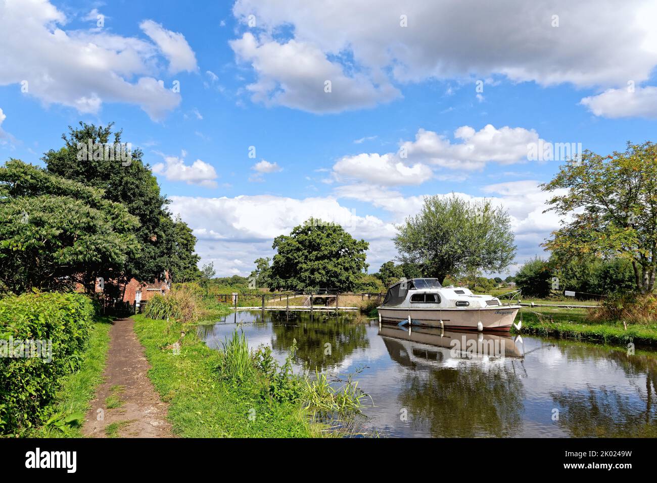 El canal de navegación del río Wey en Papercourt Lock en Ripley en un soleado día de verano Surrey Inglaterra Reino Unido Foto de stock