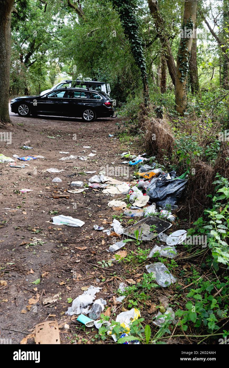 Deseche la basura en un aparcamiento rural cerca de Ripley Surrey, Inglaterra Foto de stock