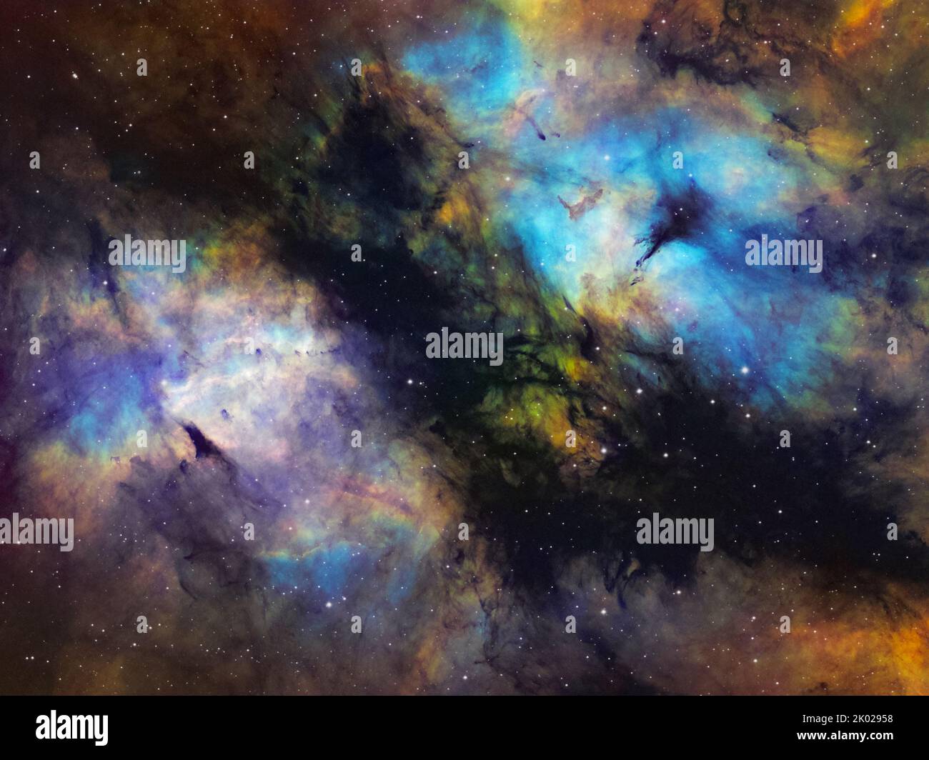 Tormenta de gas y polvo cerca de la estrella Sadr en la constelación de Cygnus. La nebulosa se encuentra a 5.000 años luz de la Tierra. La imagen amateur consta de: Ha: 73 x Foto de stock