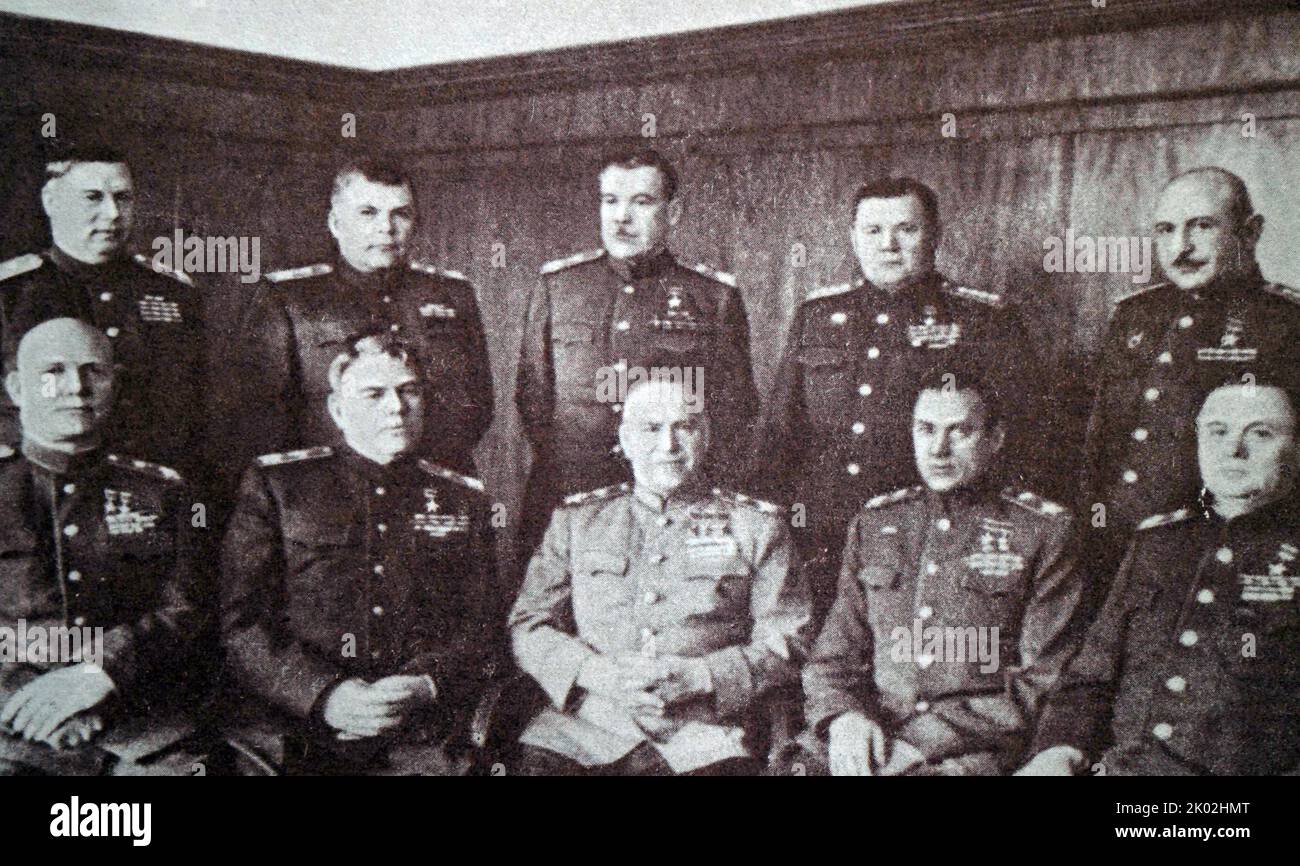Comandantes soviéticos de la guerra en la etapa final de la guerra, sentados: Mariscales I.S. Konev; A.M. Vasilevskiy, G.K. Zhukov, K.K. Rokossovskiy, K.A. Meretskov. De pie: Mariscales F.I. Tolbukhin, R. Ya. Malinovsky, L.A. Govorov. Generales A.I. Eremenko, I.H. Bagramyan. 1945. Foto de stock