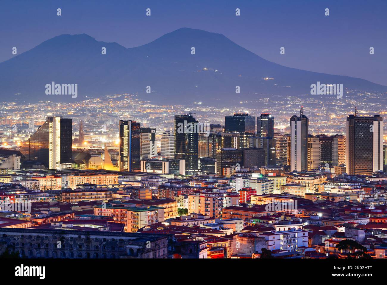 Nápoles, Italia, con el horizonte del distrito financiero bajo Mt. Vesubio al atardecer. Foto de stock
