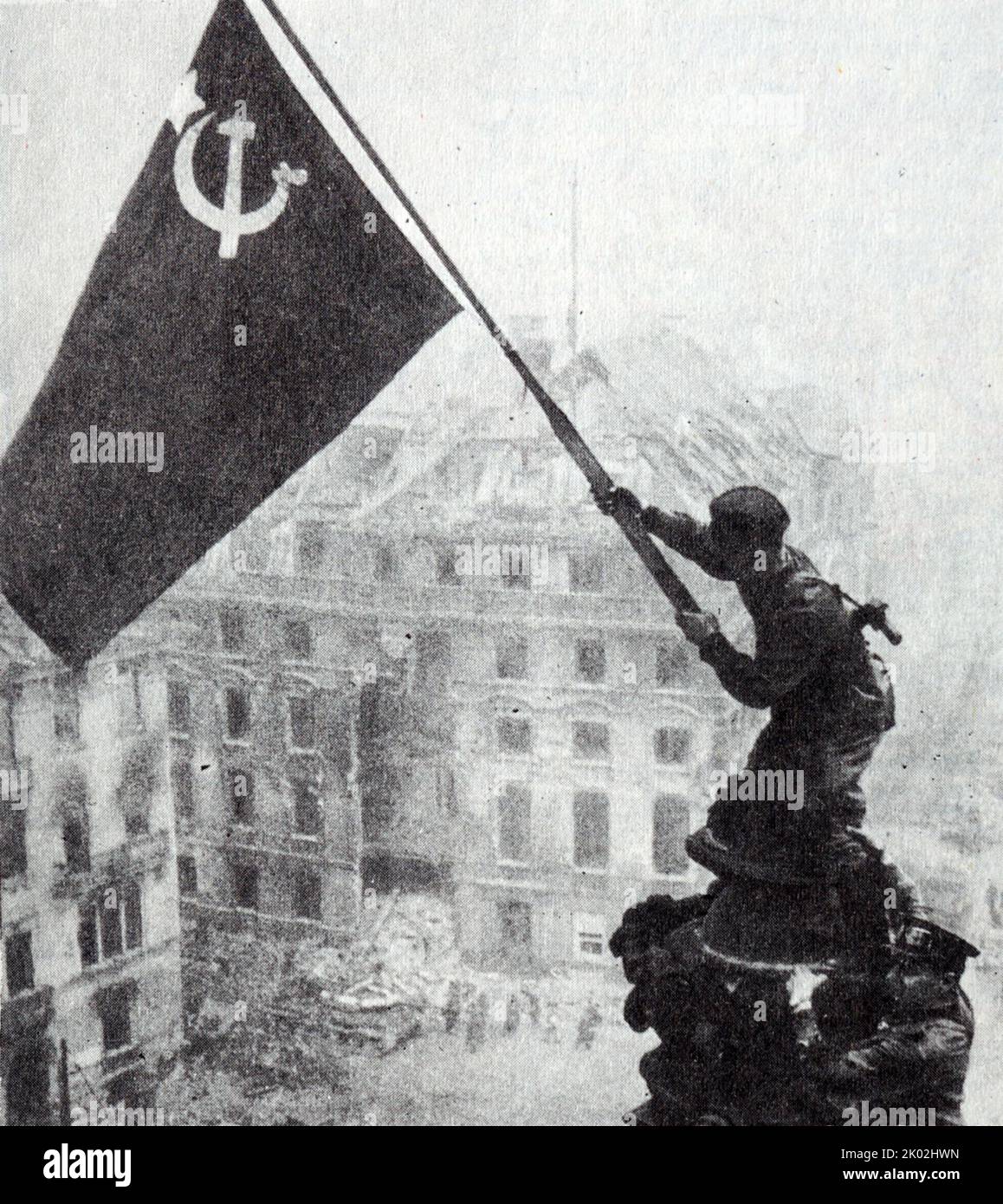 Bandera de la Victoria sobre el Reichstag en Berlín. Las tropas