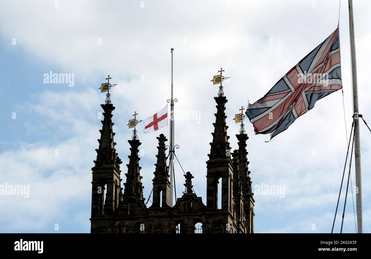Banderas a media asta en la Iglesia de Santa María y el Shire Hall que marcan la muerte de la Reina, Warwick, Warwickshire, Reino Unido. Septiembre 2022 Foto de stock