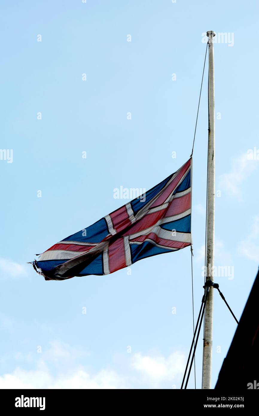 Bandera de la Union Jack a media asta en el Shire Hall que marca la muerte de la Reina, Warwick, Warwickshire, Reino Unido. Septiembre 2022 Foto de stock