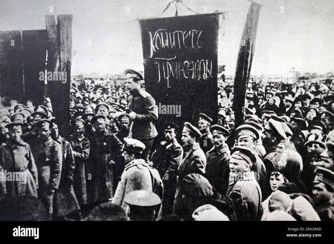 Una reunión de los soldados revolucionarios del 56th Regimiento de Infantería en el campo de Khodynskoye. Moscú, 1 de mayo de 1917. Foto: I. Kobozev. Foto de stock