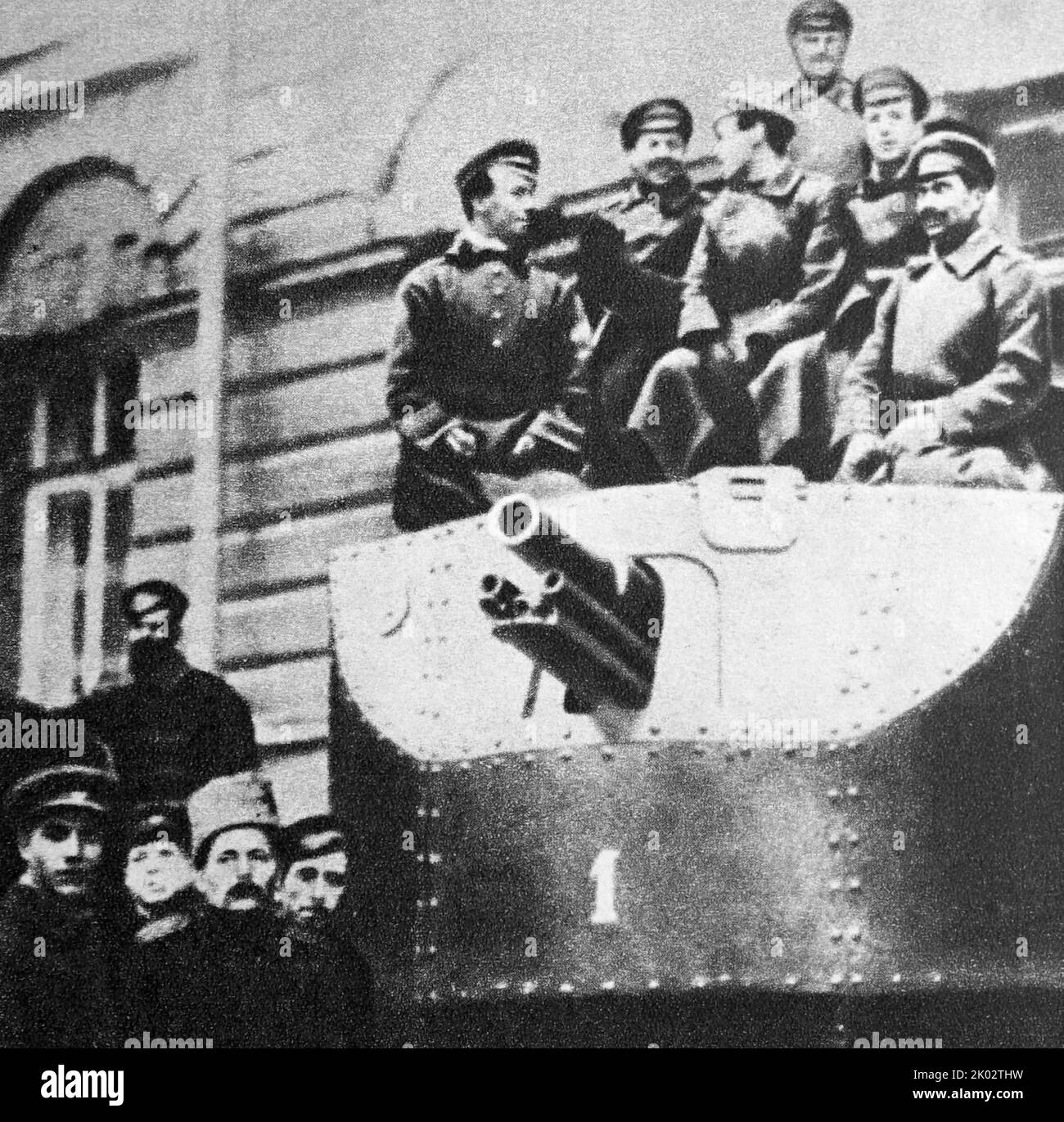 El pesado coche blindado Ilya Muromets, llegó a Smolny a disposición del comité revolucionario militar. Petrogrado, 25 de octubre de 1917. Foto: I. Kobozev. Foto de stock