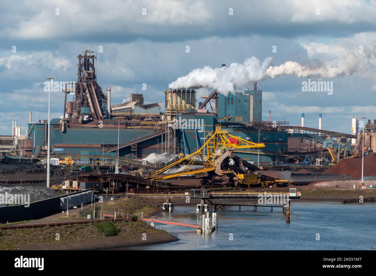 Vista en la fábrica de acero Tata Steel en IJmuiden, Holanda Foto de stock