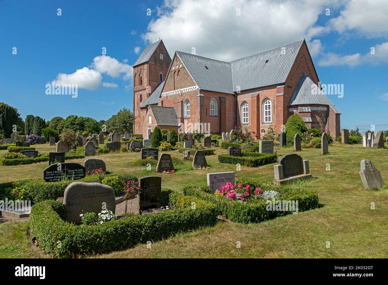 Iglesia de San Juan, cementerio, Nieblum, Isla Föhr, Frisia del Norte, Schleswig-Holstein, Alemania Foto de stock