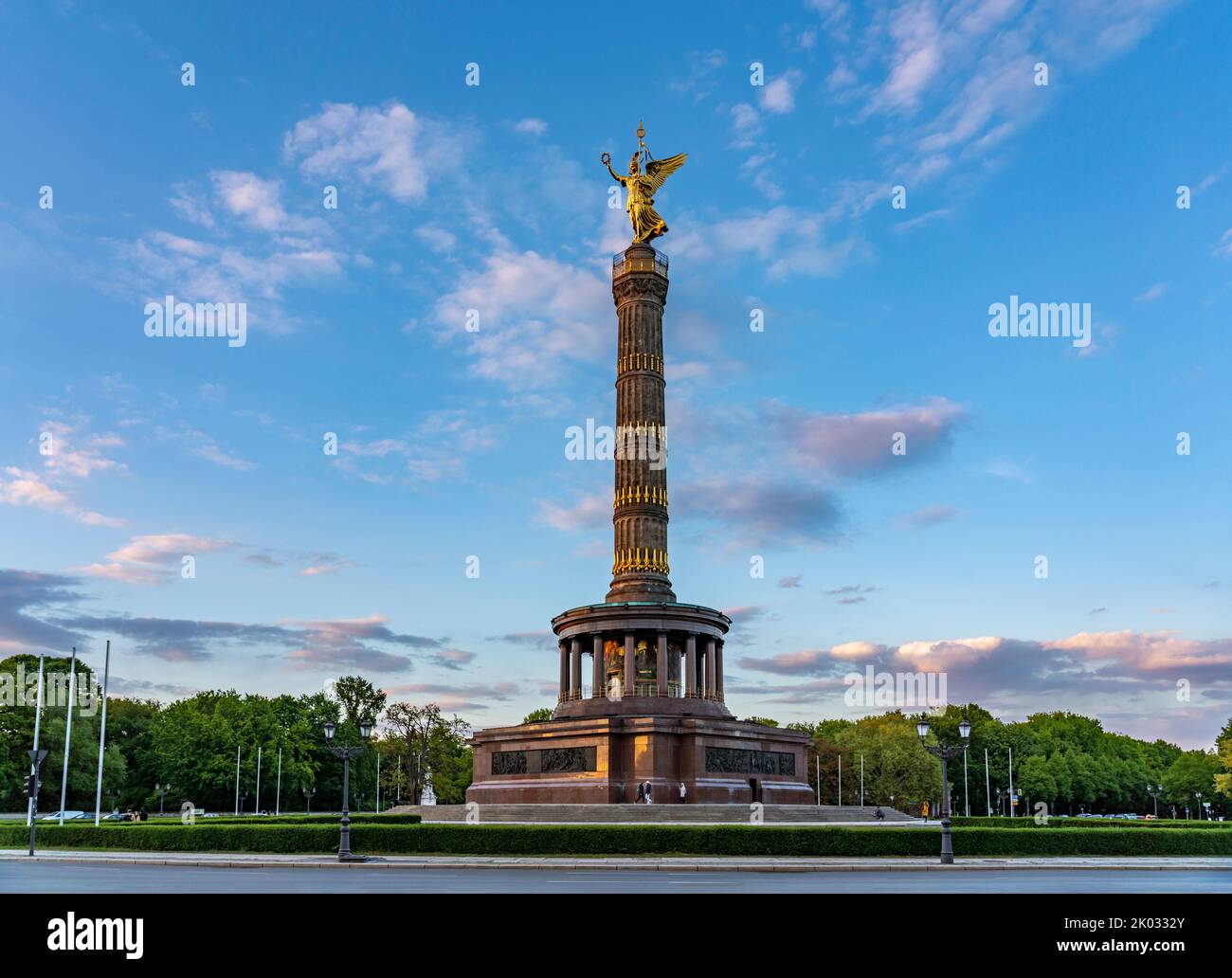 La Columna de la Victoria en la Gran Estrella en el Gran Tiergarten es una de las vistas más importantes de Berlín y un importante monumento nacional de Alemania. Foto de stock