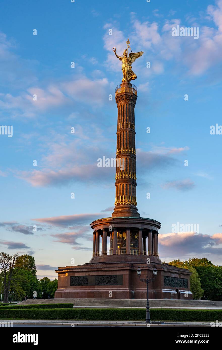La Columna de la Victoria en la Gran Estrella en el Gran Tiergarten es una de las vistas más importantes de Berlín y un importante monumento nacional de Alemania. Foto de stock