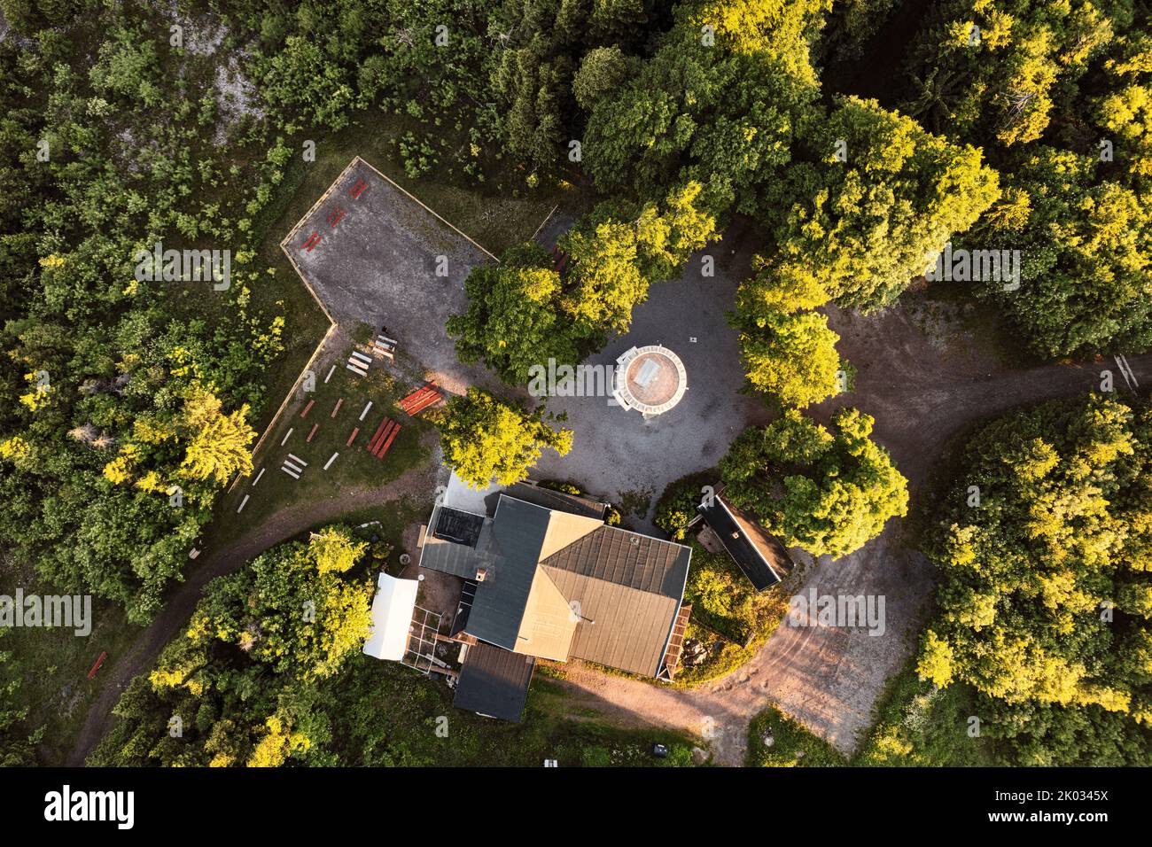 Alemania, Turingia, Ilmenau, Kickelhahn, torre de observación, posada, lugar de descanso, bosque, vista superior, vista aérea Foto de stock