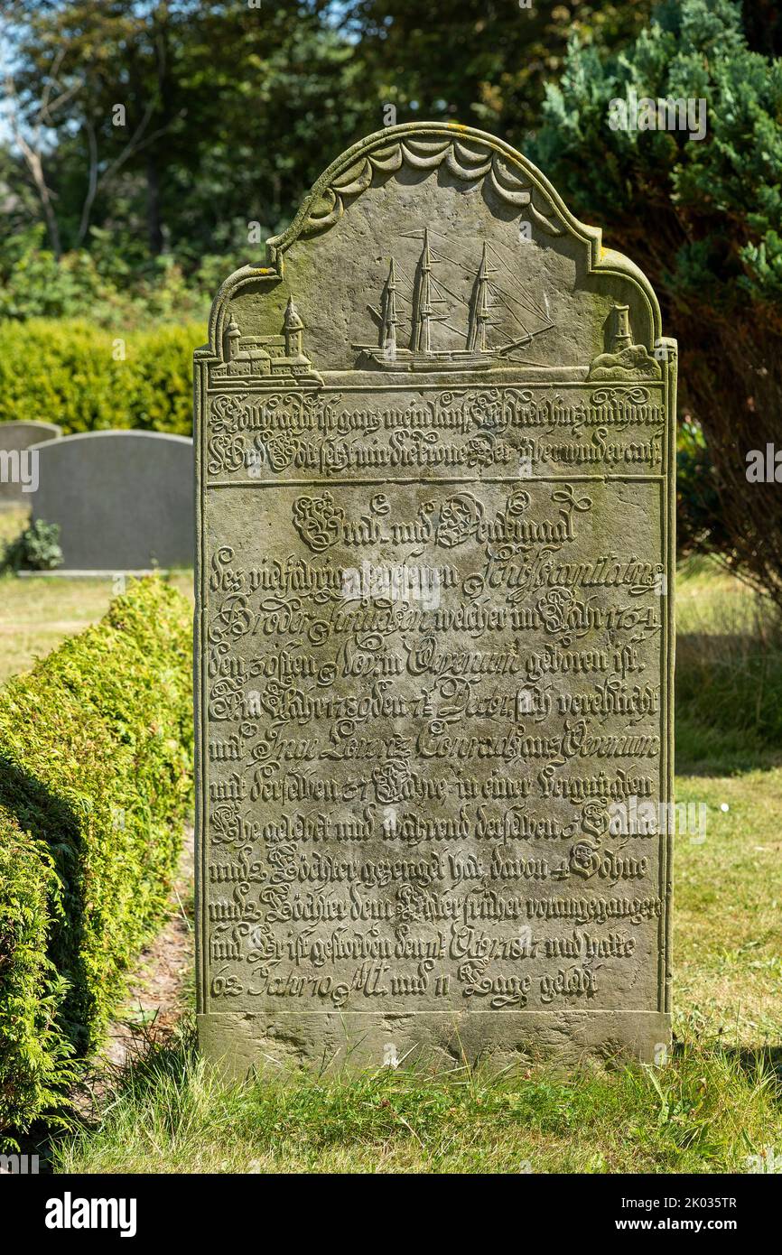 Antigua lápida, cementerio, Nieblum, Isla Föhr, Frisia del Norte, Schleswig-Holstein, Alemania Foto de stock