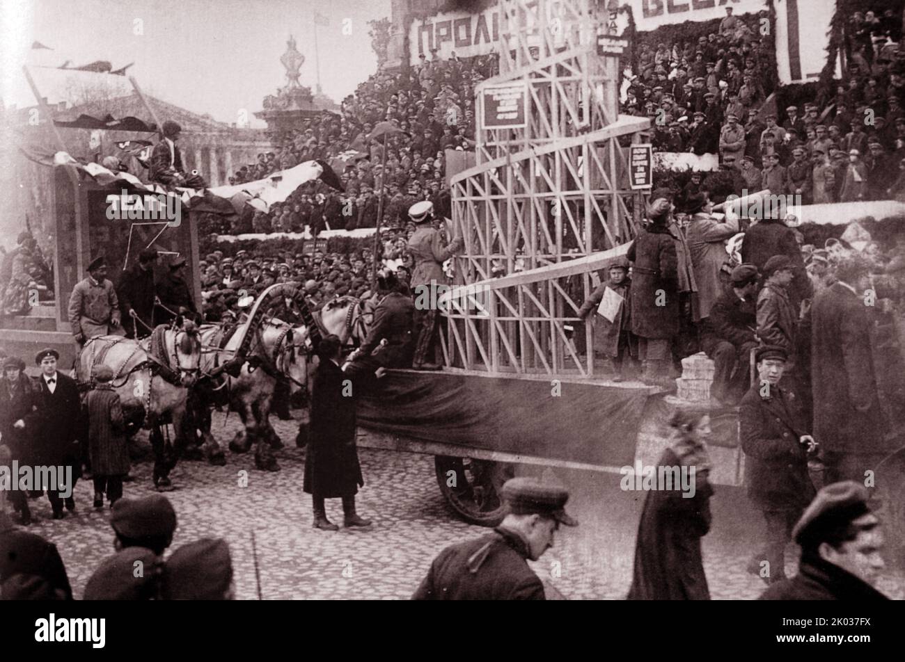 Carruaje de agitación con un modelo del V. E. Tatlin en la plaza Uritsky en Leningrado el 1 de mayo de 1925. Foto de stock