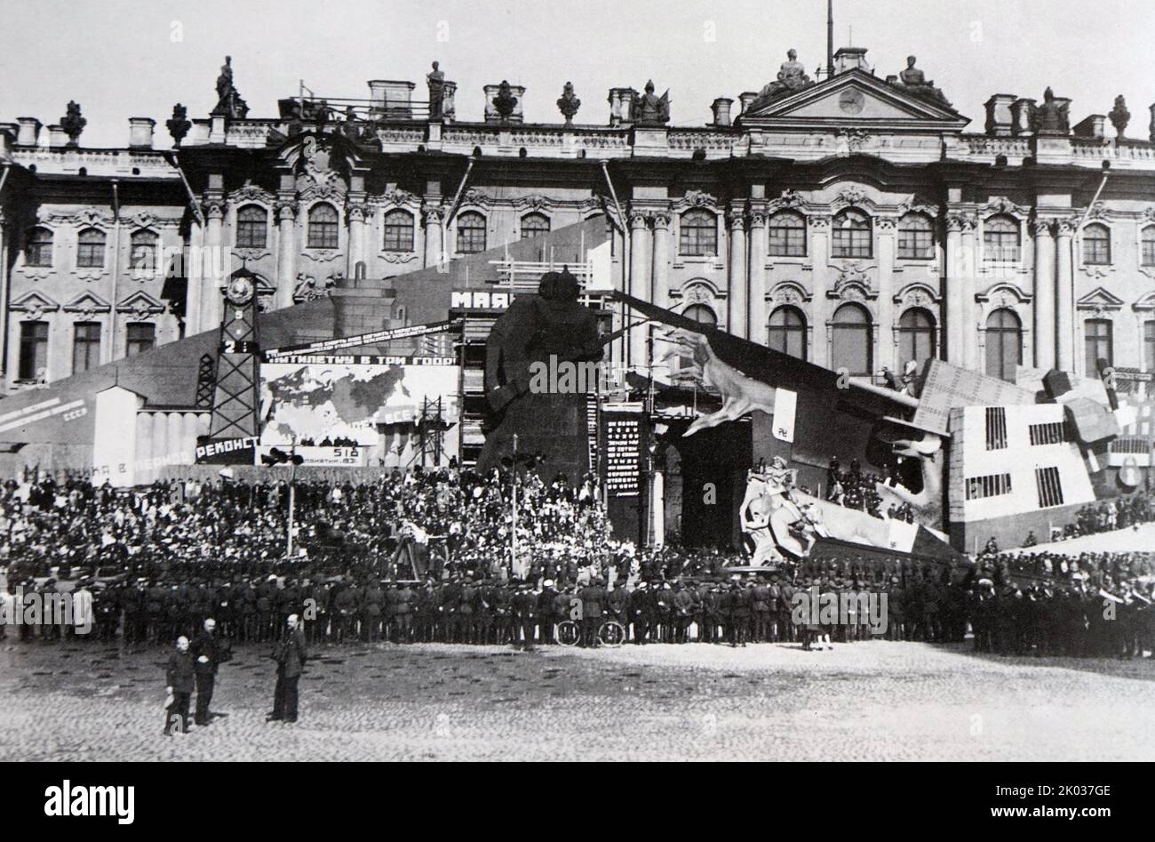 El equipo de la asociación creadora ISORAM bajo la dirección de M. S. Brodsky y L. I. Karataeva (K. I. Savishchenko, B. A. Belozerov, V. O. Meyer y otros). Una instalación decorativa que decoró los stands en la plaza Uritsky en Leningrado el 1 de mayo de 1931. Foto de stock