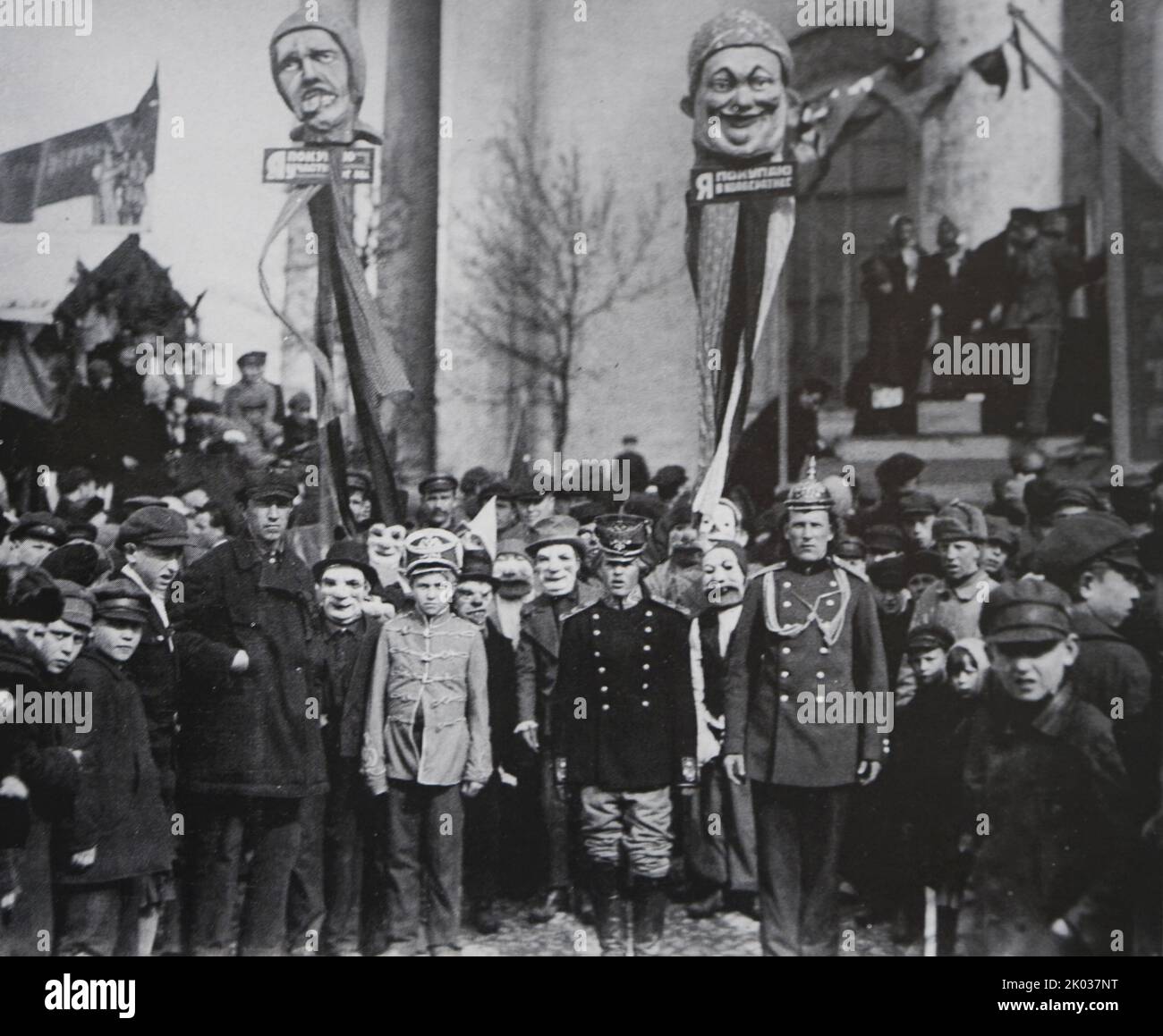 Una columna de manifestantes con máscaras en Leningrado el 1 de mayo de 1924. Foto de stock
