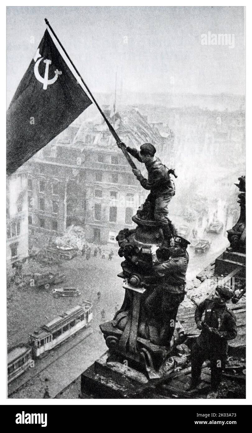 Bandera sobre el Reichstag en honor de la captura de Berlín por las fuerzas rusas 1945. Foto de stock