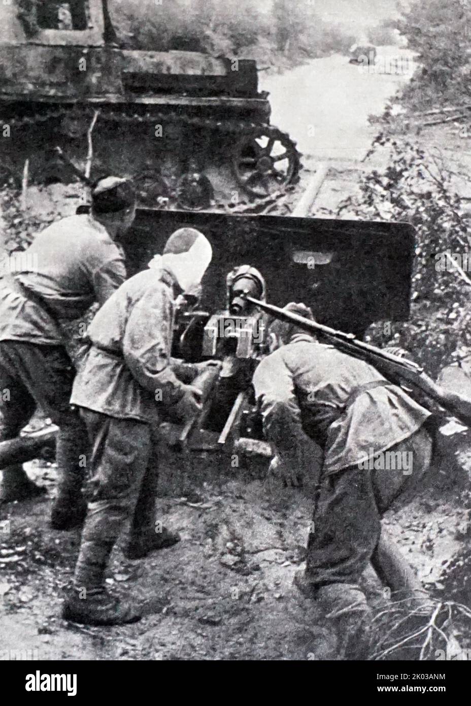 Equipo de ametralladoras soviéticas en posición de disparo. Rusia. Segunda Guerra Mundial 1941 Foto de stock