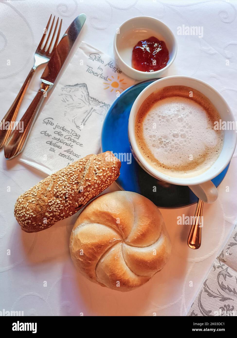 Austria, Hintertux, Tuxertal, desayuno con una taza de cappuccino, mermelada y pan recién hecho servido en un bed & breakfast Foto de stock