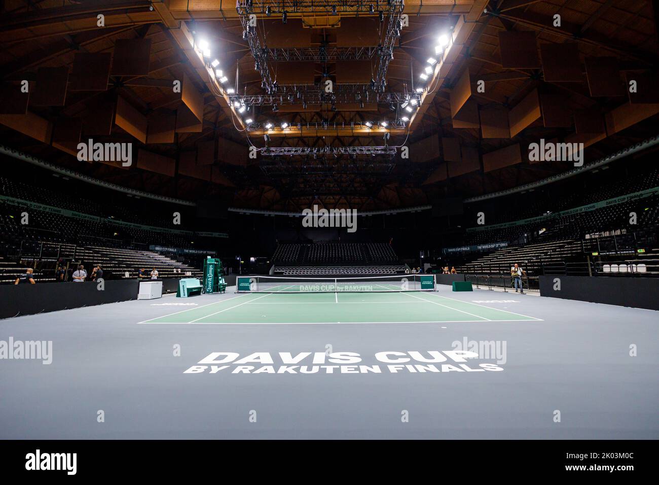 Bolonia, ITALIA. 9 de septiembre de 2022. El tribunal principal se instala dentro de la arena Unipol en Casalecchio di Reno, cerca de Bolonia (Italia). Después de 46 años, Bolonia acogerá una de las rondas de la Copa Davis en las finales de Rakuten. La creación del Unipol Arena en Casalecchio di Reno ha concluido: Del martes 13 al domingo 18 de septiembre, se celebrarán los partidos del equipo italiano junto con Croacia, Argentina y Suecia. La instalación tendrá capacidad para 8275 aficionados al día y se han creado tres tribunales: El tribunal principal y dos tribunales de formación. Crédito: Massimiliano Donati/Alamy L. Foto de stock