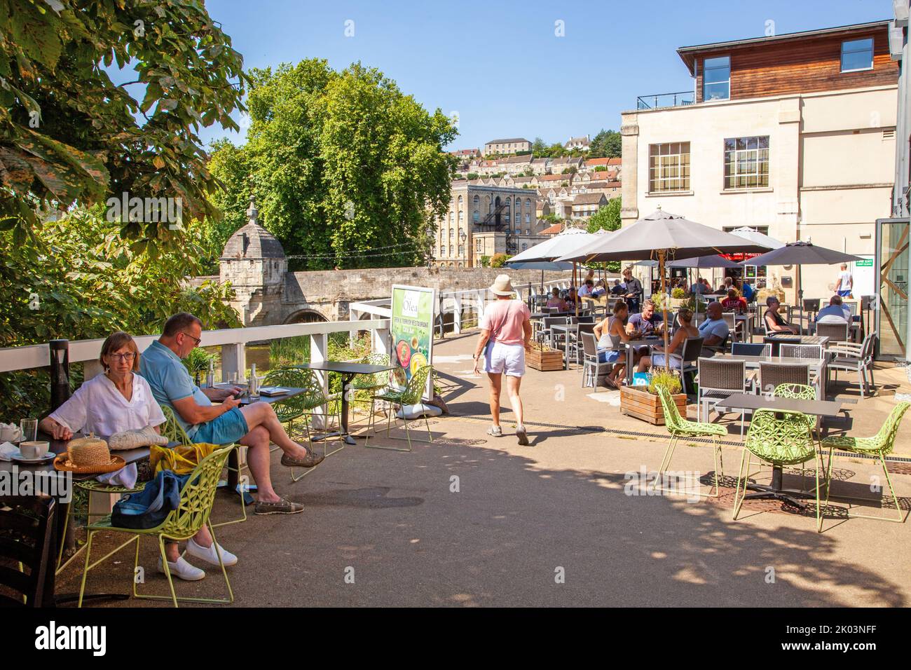 Gente comiendo y bebiendo afuera durante la ola de calor de 2022 en la ciudad de mercado de Wiltshire de Bradford en Avon Foto de stock
