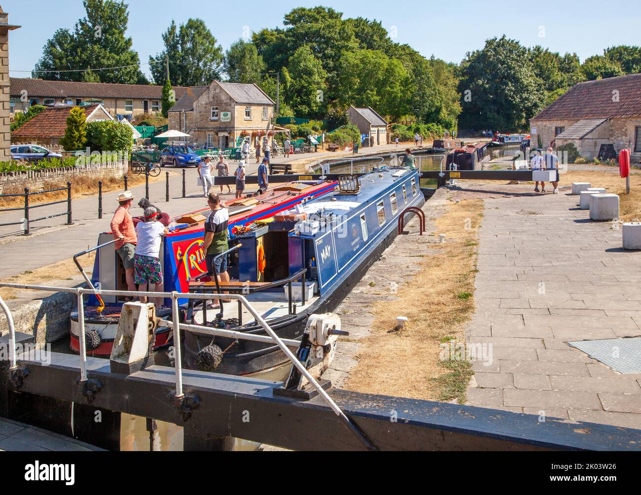 Barcos en Bradford Esclusas en el canal Kennet y Avon en Bradford en Avon Wiltshire Foto de stock