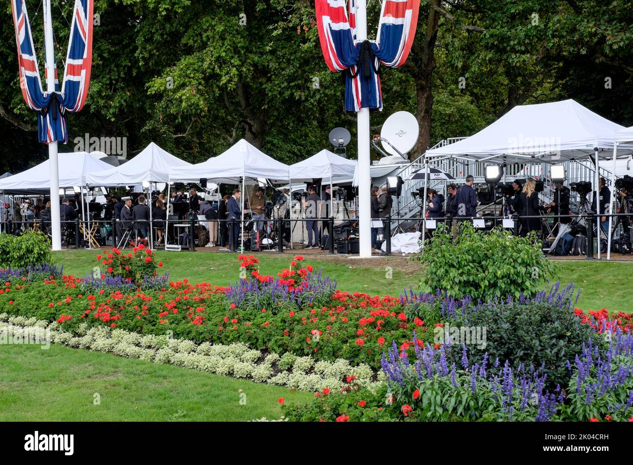 Londres, Reino Unido. 9th de septiembre de 2022. Los medios de noticias de la televisión internacional se establecieron fuera de las operaciones de radiodifusión frente al Palacio de Buckingham después de la muerte de la reina Elizabeth II Foto de stock