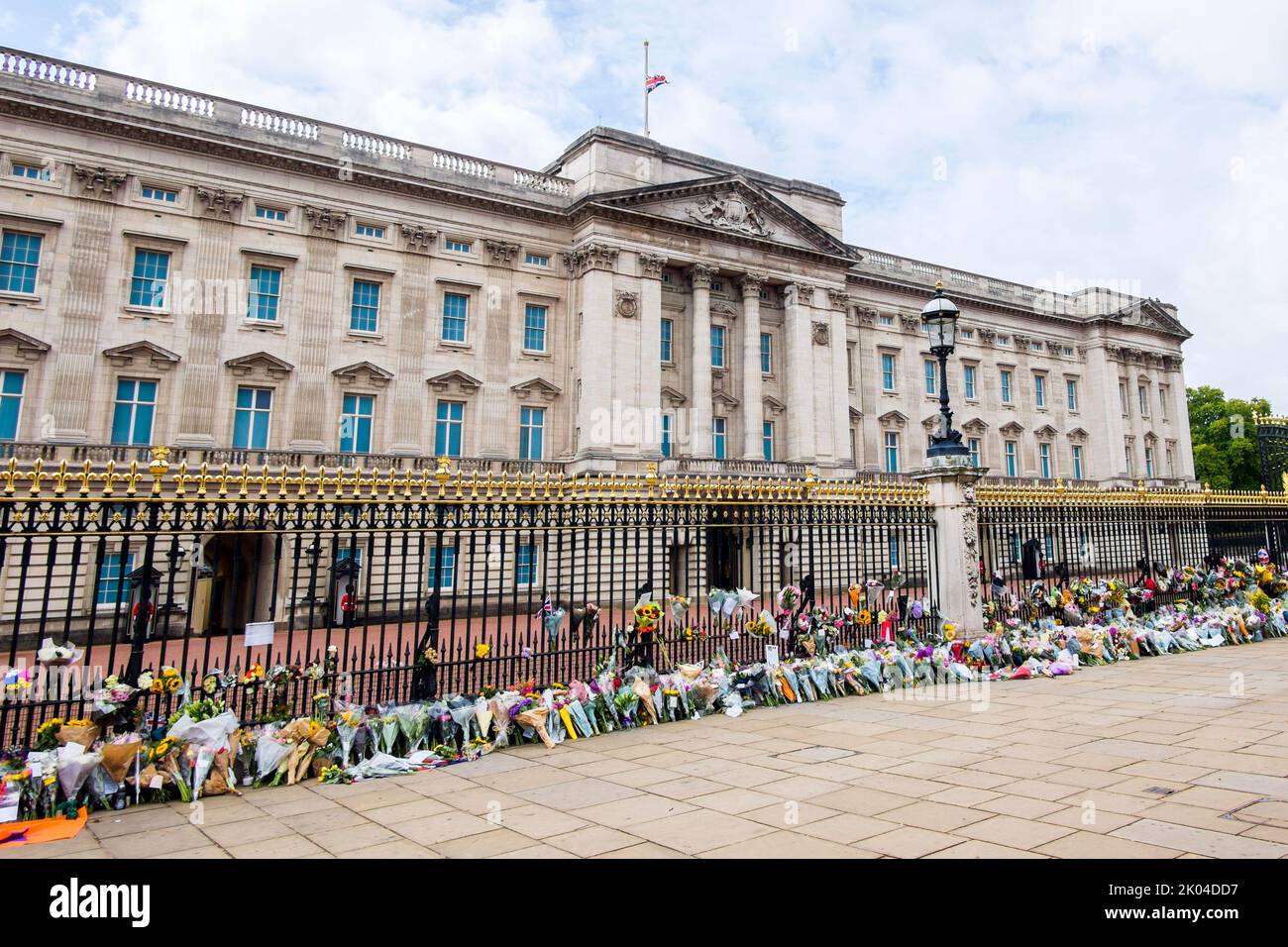 Londres, Reino Unido. 9th de septiembre de 2022. Ramos florales colocados delante del Palacio de Buckingham en homenaje a la reina Isabel II tras su muerte el 8th de septiembre. Foto de stock