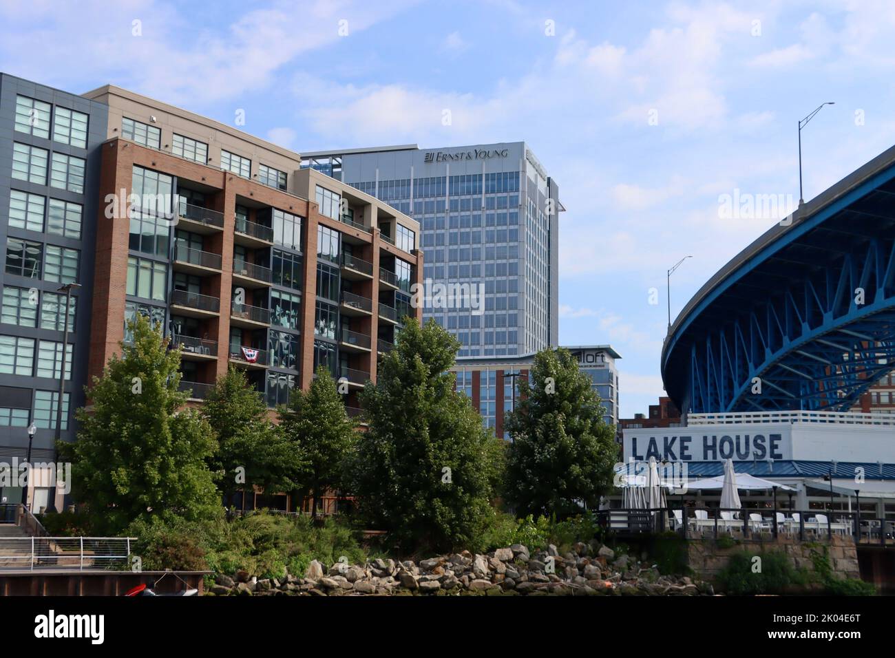 Edificio de oficinas Ernst & Young y restaurante Lake house en los
