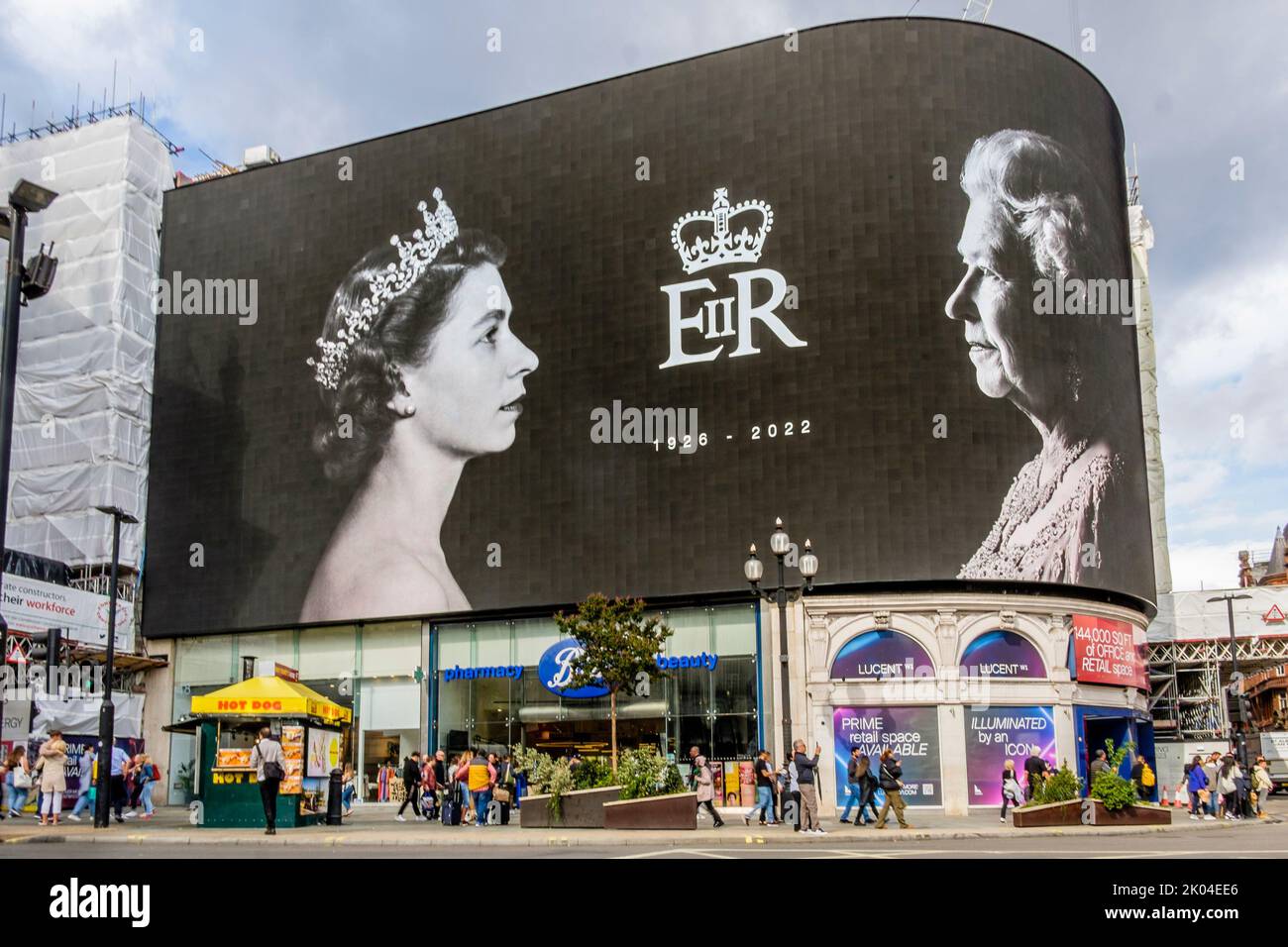 Londres, Reino Unido. 9th de septiembre de 2022. Imágenes de la Reina Isabel II exhibidas en las pantallas de Piccadilly Circus en homenaje a Su Majestad después de su muerte el 8th de septiembre de 2022. Foto de stock