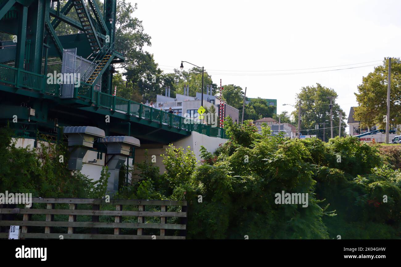 Puente de elevación de Columbus Road sobre el río Cuyahoga en Cleveland, Ohio. Uno de los 330 puentes de Clevelands. Foto de stock