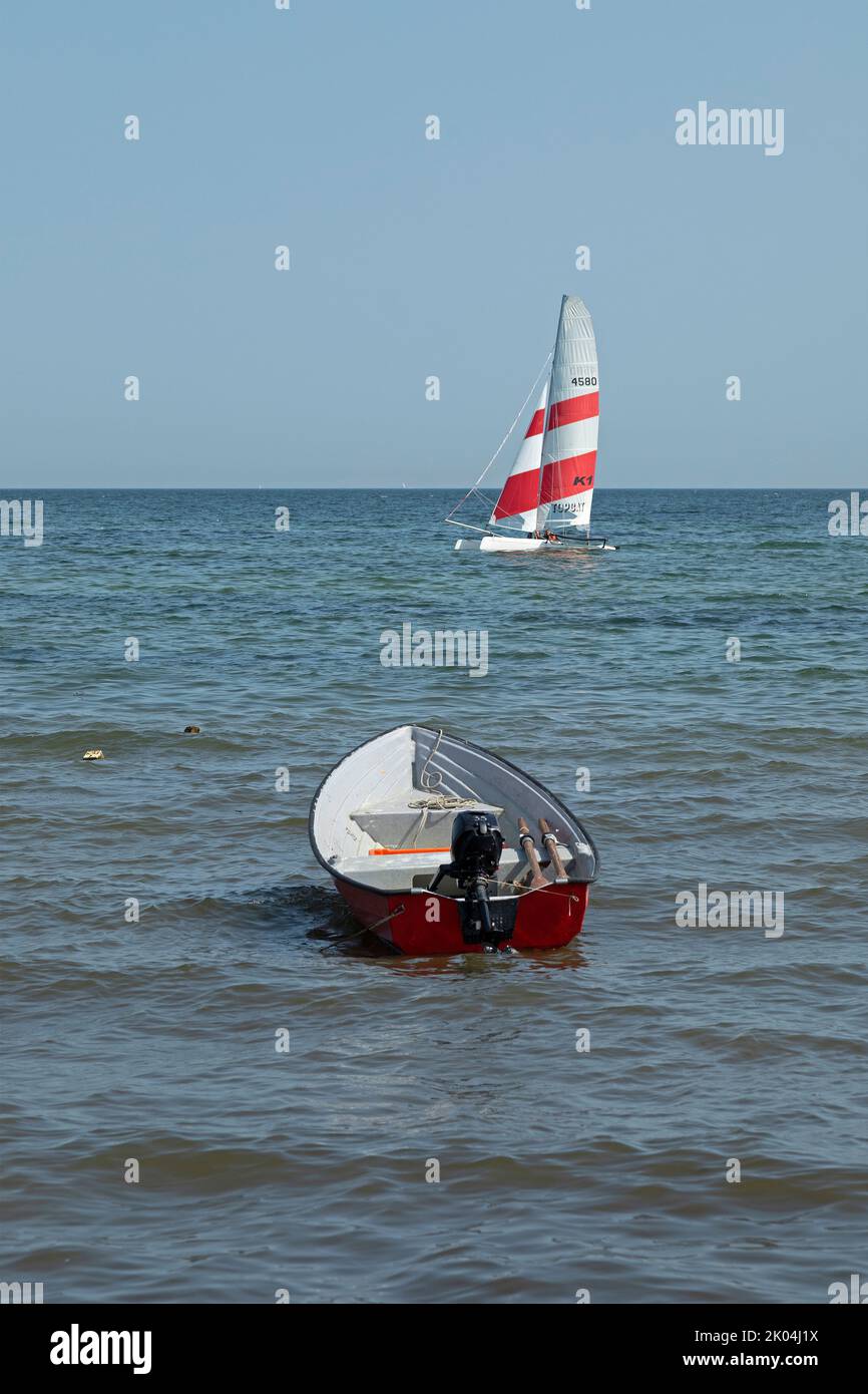 velero frente a la playa sur, Göhren, Isla de Rügen, Mecklemburgo-Pomerania Occidental, Alemania Foto de stock
