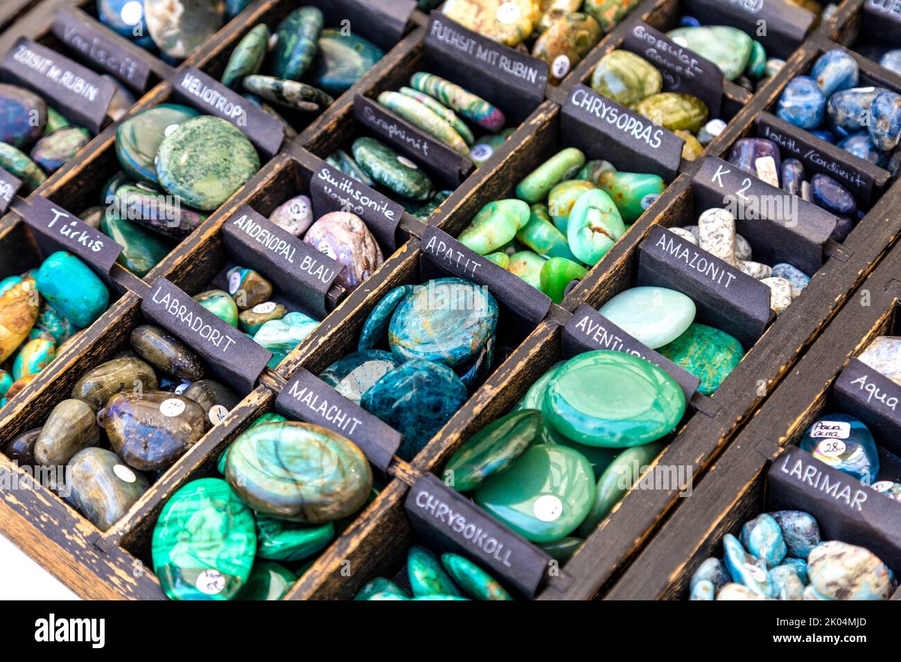Selección de piedras preciosas pulidas en el mercado de Waisenhausplatz (Markt Waisenhausplatz), Berna, Suiza Foto de stock