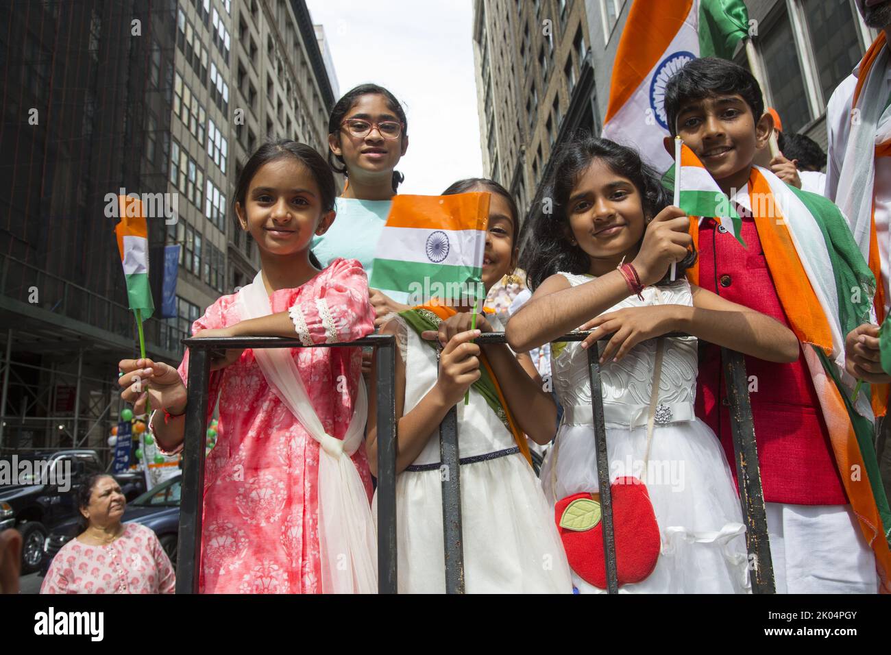 75th aniversario Desfile del Día de la Independencia de la India en Madison Avenue en la ciudad de Nueva York. Los niños indios americanos felices viajan en un flotador en el desfile. Foto de stock