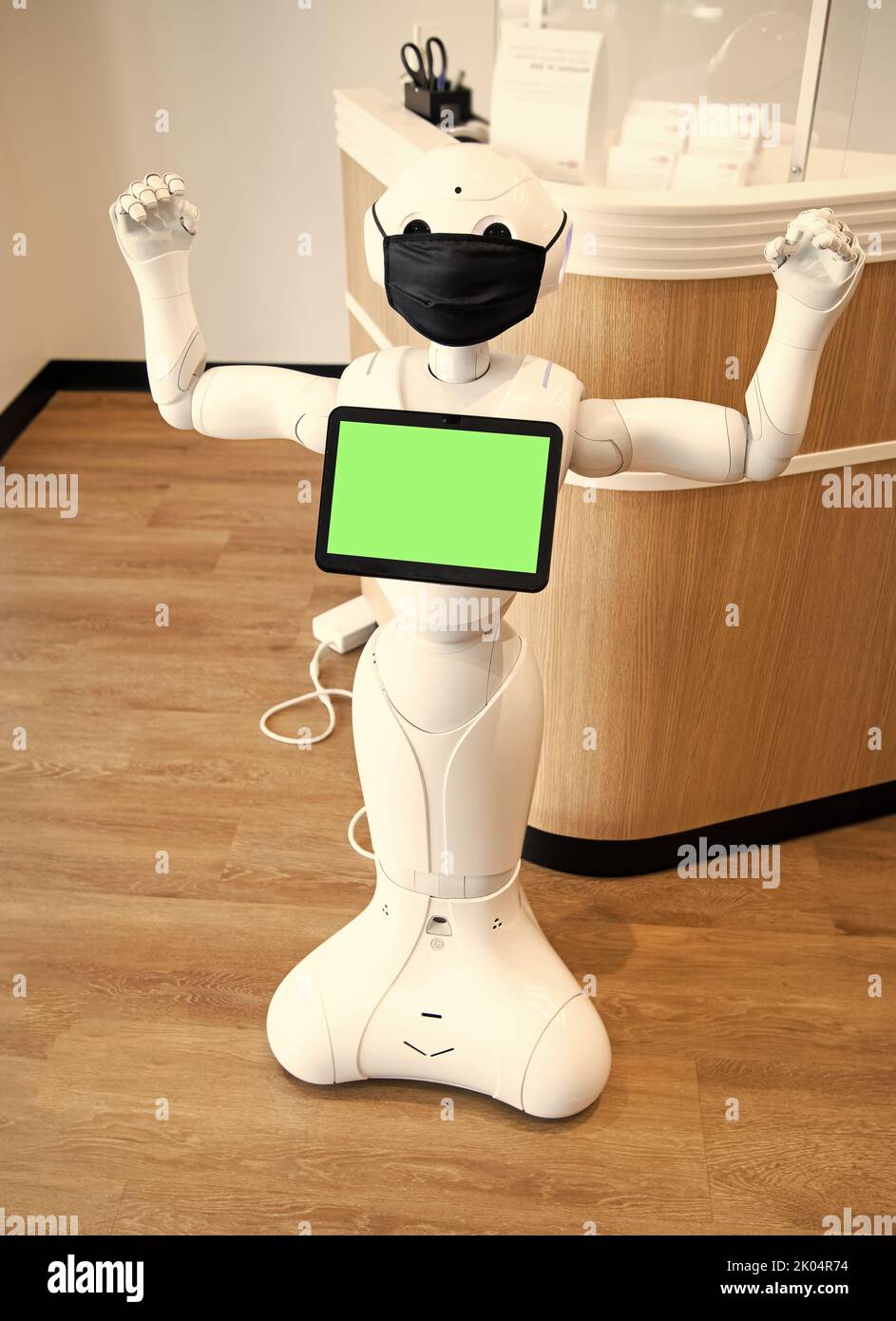 robot asistente futurista tecnología innovadora en máscara protectora. fuerte gesto Foto de stock