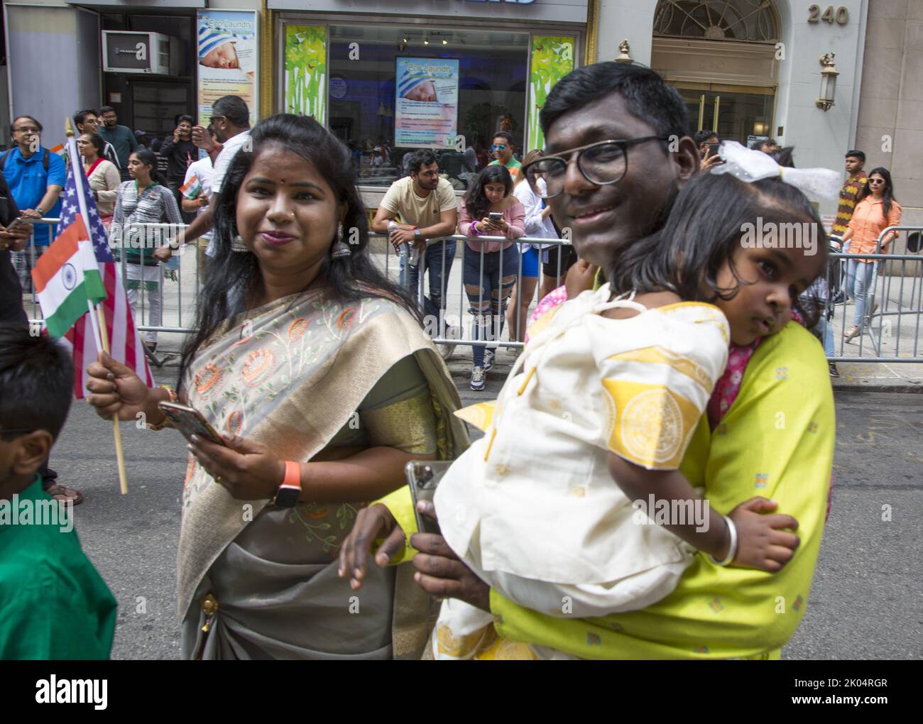75th aniversario Desfile del Día de la Independencia de la India en Madison Avenue en la ciudad de Nueva York. La joven familia india marcha en el desfile. Foto de stock