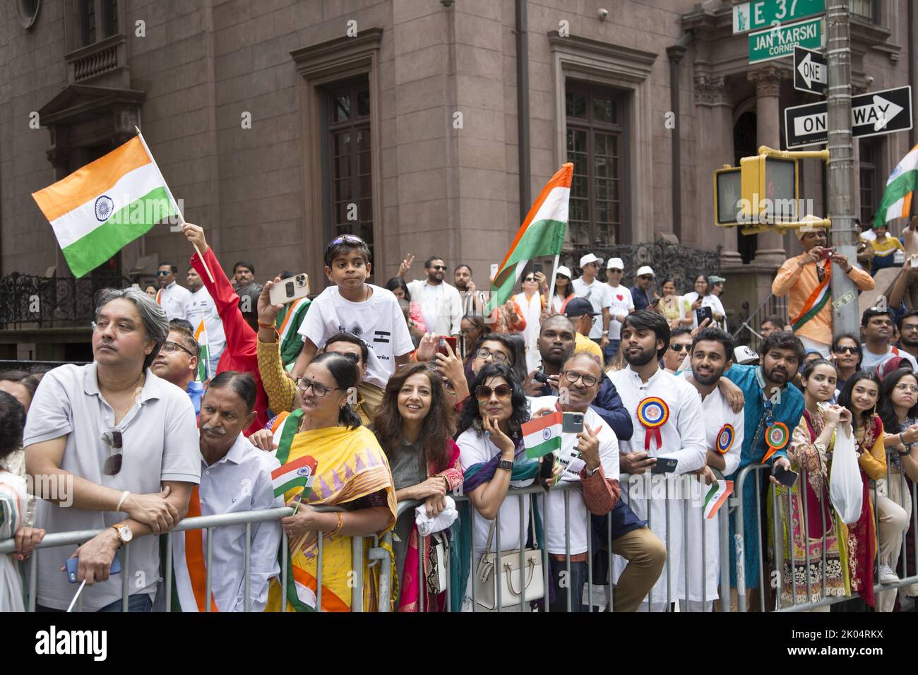 75th aniversario Desfile del Día de la Independencia de la India en Madison Avenue en la ciudad de Nueva York. Multitudes de orgullosos espectadores indios aclaman el desfile en la ciudad de Nueva York. Foto de stock