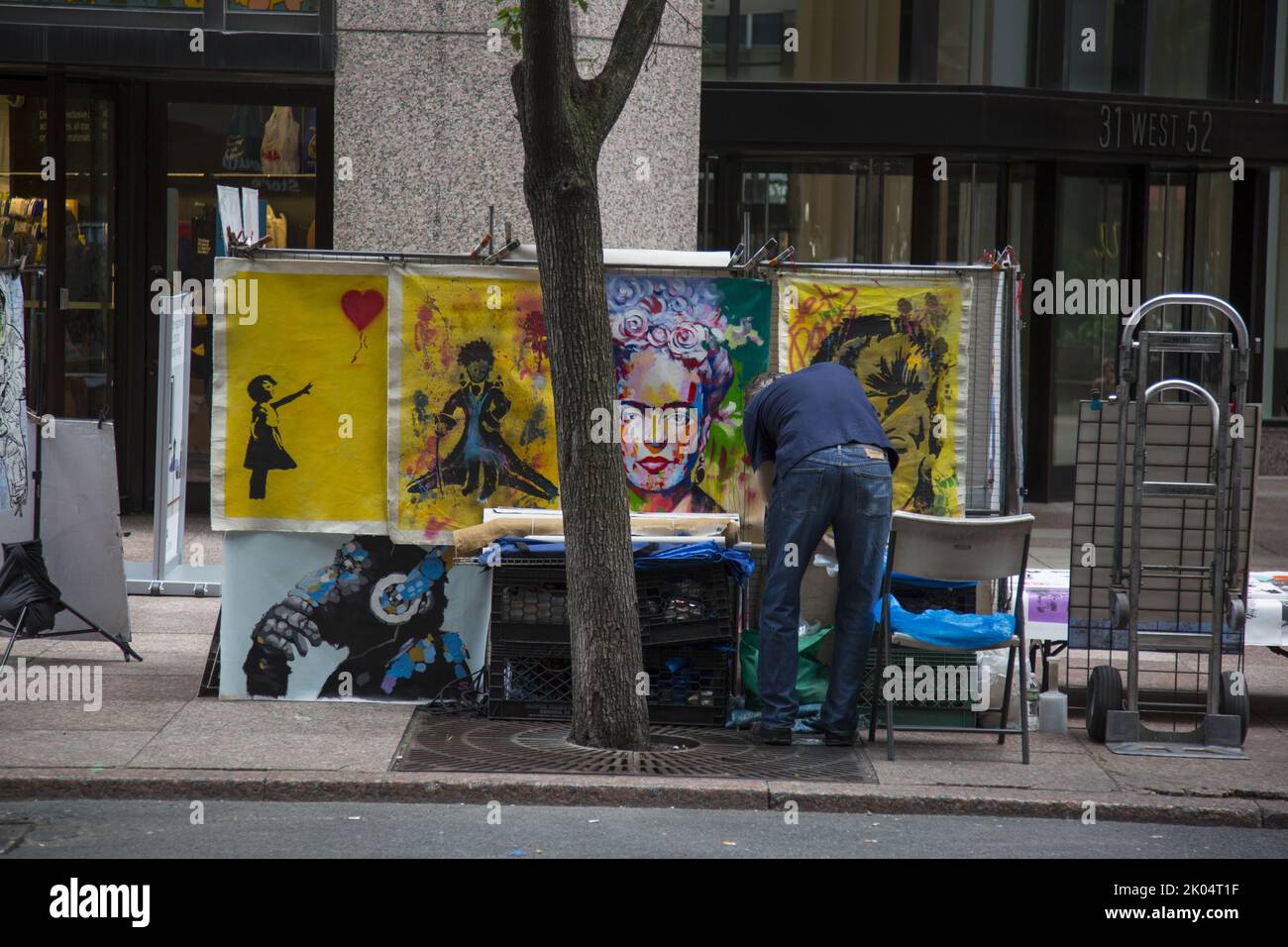 Man vende arte en lienzo en la calle 53rd, enfrente del Museo de Arte Moderno (MoMA) en la ciudad de Nueva York. Foto de stock