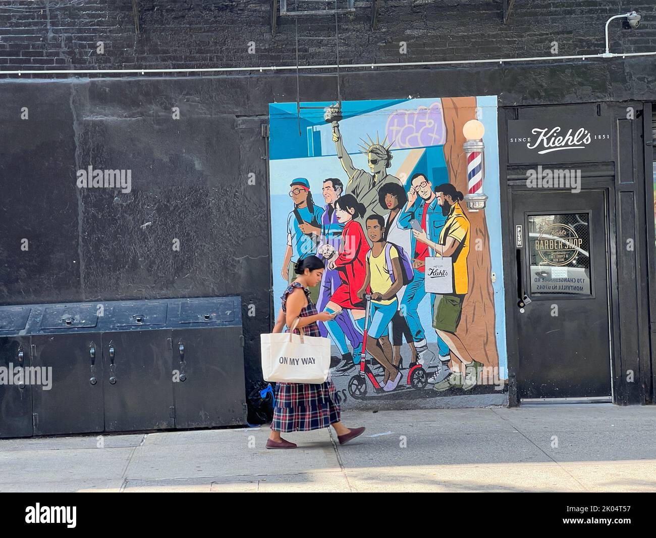 Mural multiétnico en la pared de la tienda de productos para el cuidado de la piel y el cuerpo de Kiehl a lo largo de la calle W. 47th en el barrio de Hell's Kitchen, también conocido como Clinton en la ciudad de Nueva York. Foto de stock