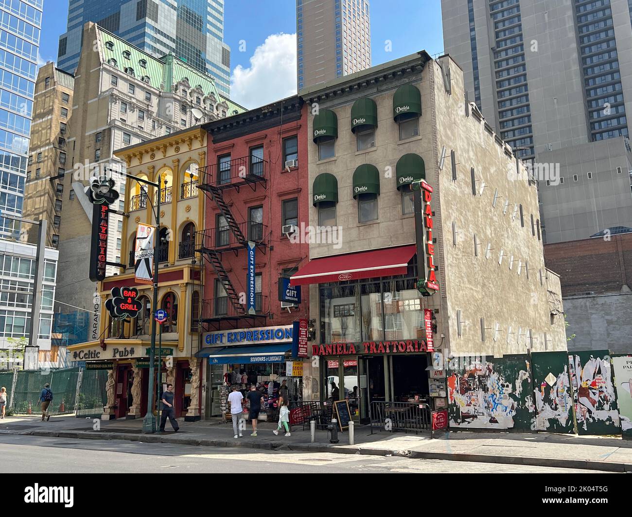 Los edificios más antiguos del tipo Walkup todavía están en la 8th Avenue que alberga el playwright Restaurant y Irish Bar & Grill en el barrio Hell's Kitchen de Manhattan, Nueva York. Foto de stock
