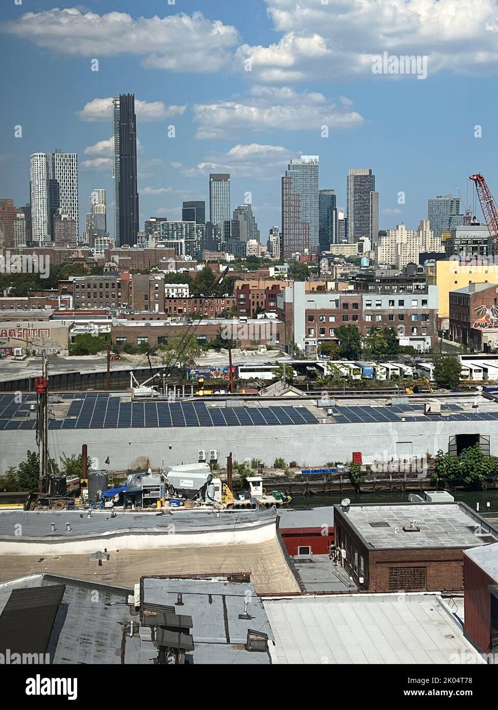 Mirando a través del distrito industrial de Gowanus con los edificios altos más nuevos en el centro de Brooklyn, Nueva York. Foto de stock