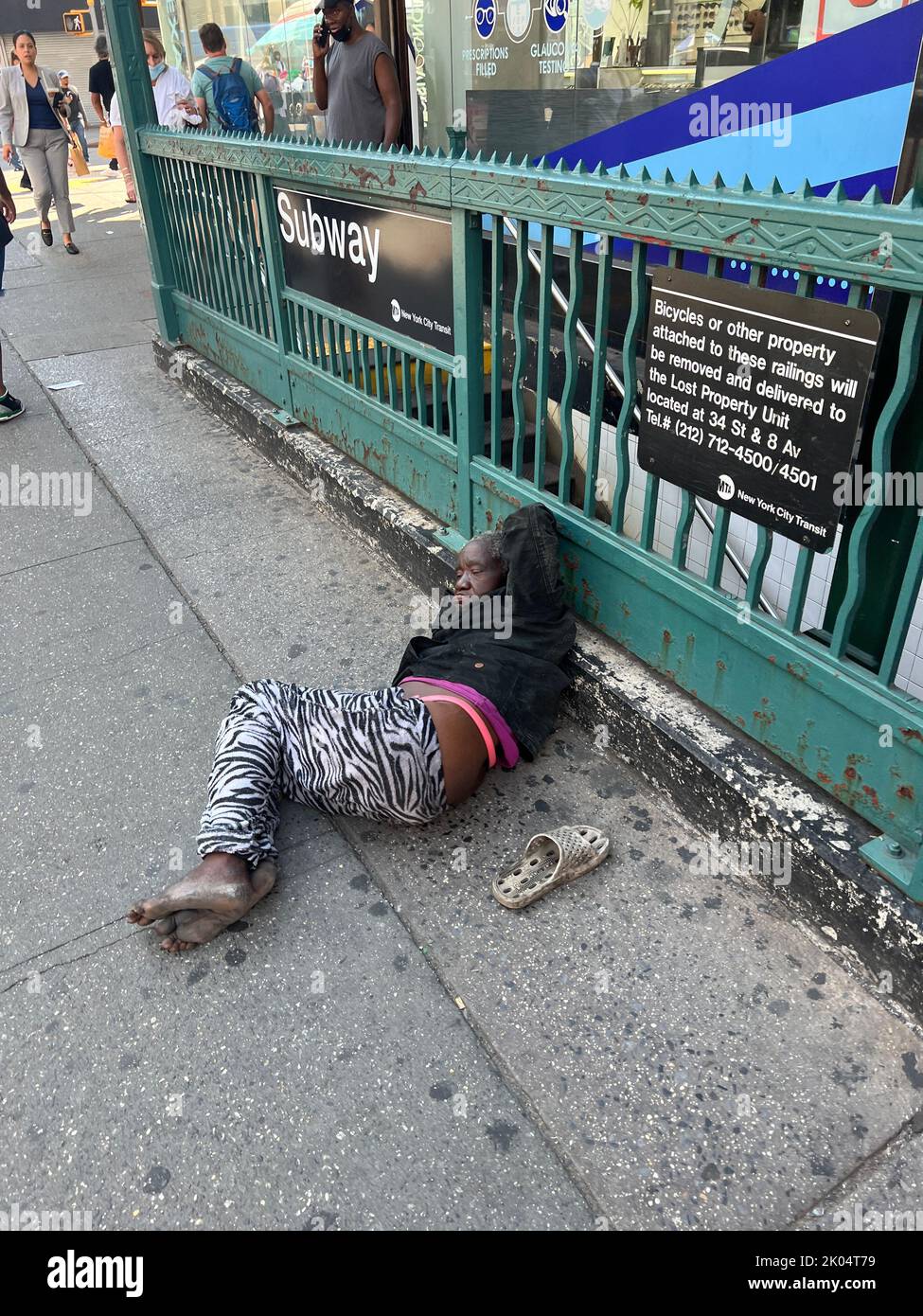 Otra víctima sin hogar de la sociedad actual en la acera en el centro de Brooklyn, Nueva York. Foto de stock