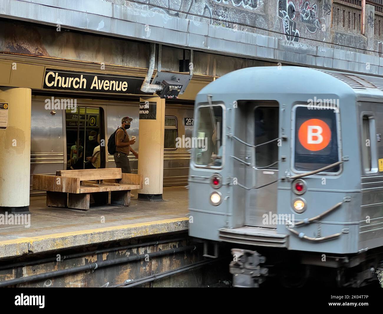 El tren B llega a la parada de Church Avenue en el barrio de Flatbush de Brooklyn, Nueva York. Foto de stock